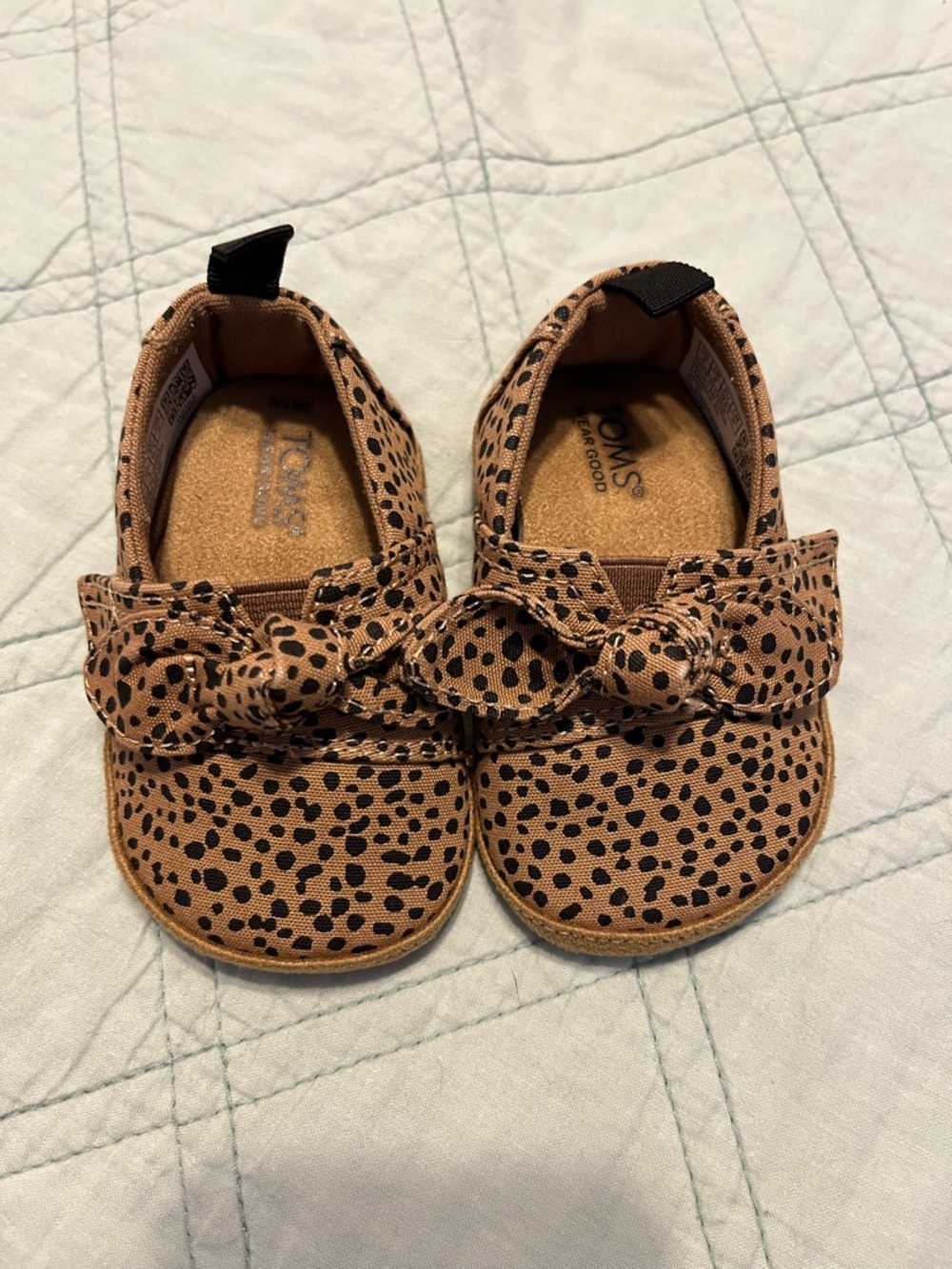 TOMS Tan and Black Cheetah-Print Bow Baby Walkers